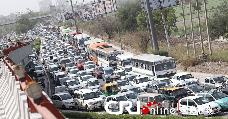 油价最新调整消息,芜湖罗兰小镇最新进度,中印会谈最新,油价最新调整消息、芜湖罗兰小镇最新进度与中印会谈最新动态