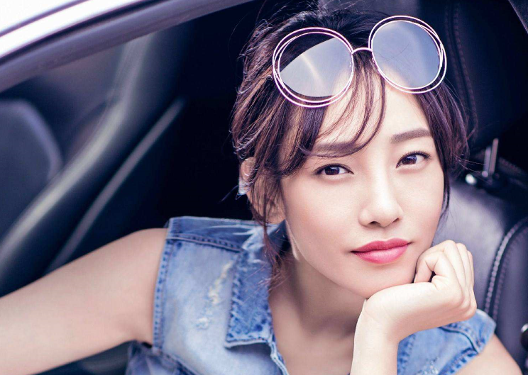 两女女百合互慰av赤裸无遮挡:01-06-08-20-30-35U:42,探索两女间的深情互动,一场无遮挡的百合之旅