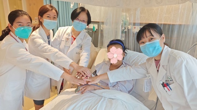 护士被两个病人伦奷日出白浆:09-17-19-22-40-45N：23,护士遭遇伦理困境，两个病人之间的冲突与抉择