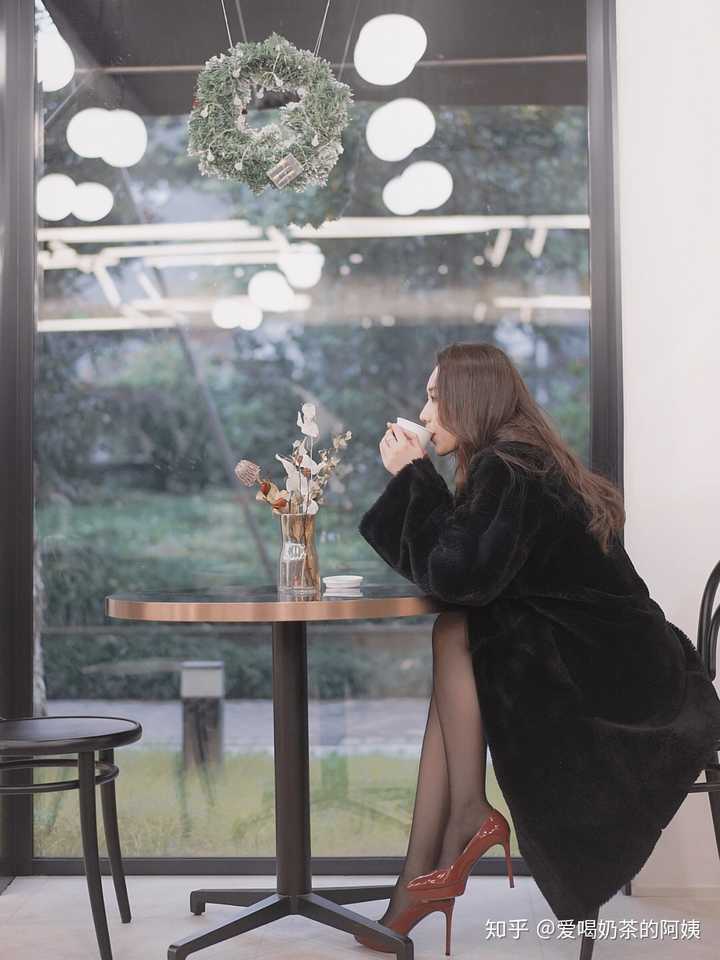 制服 丝袜 人妻 专区一本:11-19-28-31-37-40W：01,制服、丝袜与人妻专区，探索成人世界的隐秘角落（文章正文）