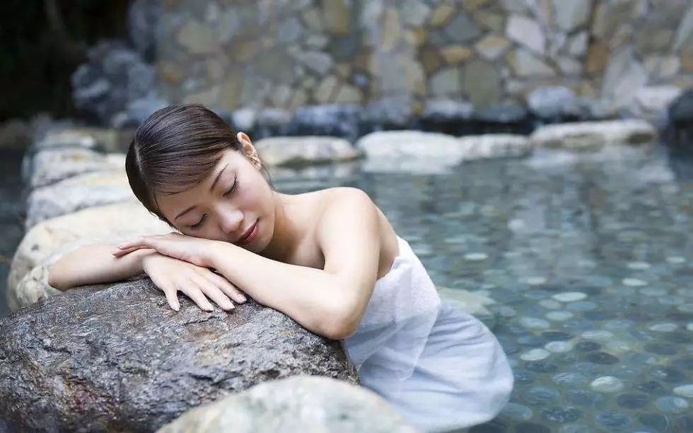 少妇高潮毛片免费看:09-10-13-20-37-48V：48,少妇生活与情感探索，真实与虚构之间的思考