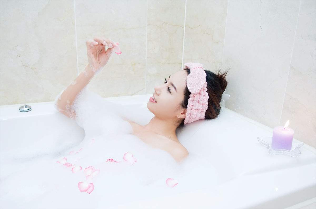 少妇初次光临全身推油按摩:02-18-19-24-34-48U：47,少妇初次光临全身推油按摩，一次独特的放松之旅