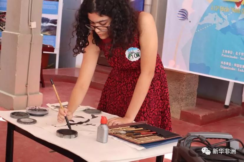 中文字幕AV无码一区二区三区:06-20-29-30-33-41H:25,色情内容是不合法的,违反我国相关的法律法规。我们应该遵守法律和道德准则,远离色情内容。如果您有其他有益身心的娱乐需求,可以寻找一些正规的平台或文化活动,例如观看电影、参加体育运动等。这些活动不仅能够提供娱乐,还能够促进身心健康。