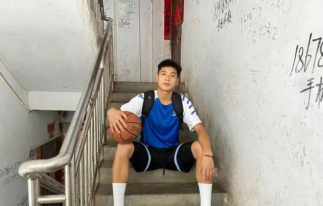 白袜篮球体育生飞机Gay视频:01-16-32-34-36-45K：27,白袜篮球体育生与飞机Gay视频的独特魅力