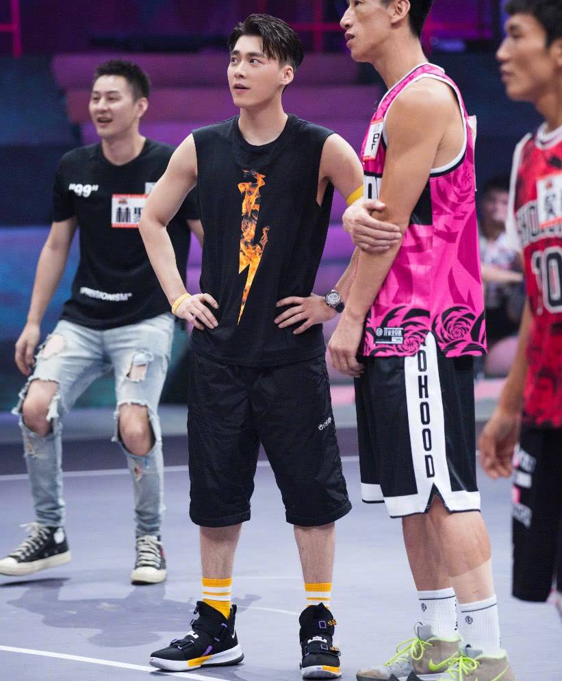 白袜篮球体育生飞机Gay视频:01-16-32-34-36-45K:27,白袜篮球体育生与飞机Gay视频的独特魅力