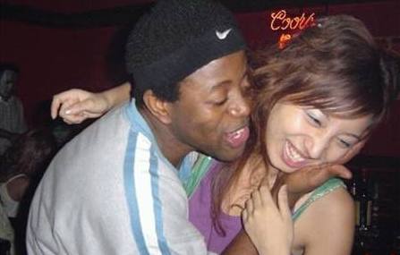 少妇被黑人4P到惨叫:04-10-12-26-30-37A：18,少妇遭遇黑人4P的悲惨经历