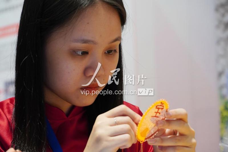 国产AV女高中生第一次破:03-10-19-25-29-49P：38,国产AV女高中生第一次的体验，探索与成长