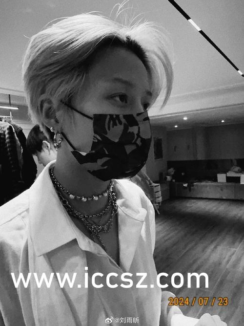 国产AV丝袜旗袍无码网站:07-09-10-15-44-45L:38,国产AV丝袜旗袍无码网站,探索文化交融下的成人娱乐新风尚