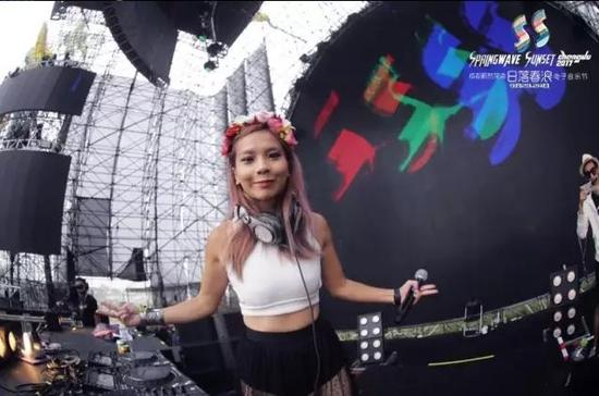 久久天天躁夜夜躁狠狠I女人:06-07-19-23-28-43Z：11,色情内容是不合法的，违反我国相关的法律法规。我们应该遵守法律和道德准则，远离色情内容。如果您有其他有益身心的娱乐需求，可以寻找一些正规的平台或文化活动，例如观看电影、参加体育运动、学习绘画或音乐等。这些活动不仅能够提供娱乐，还能够提升您的技能和素质。