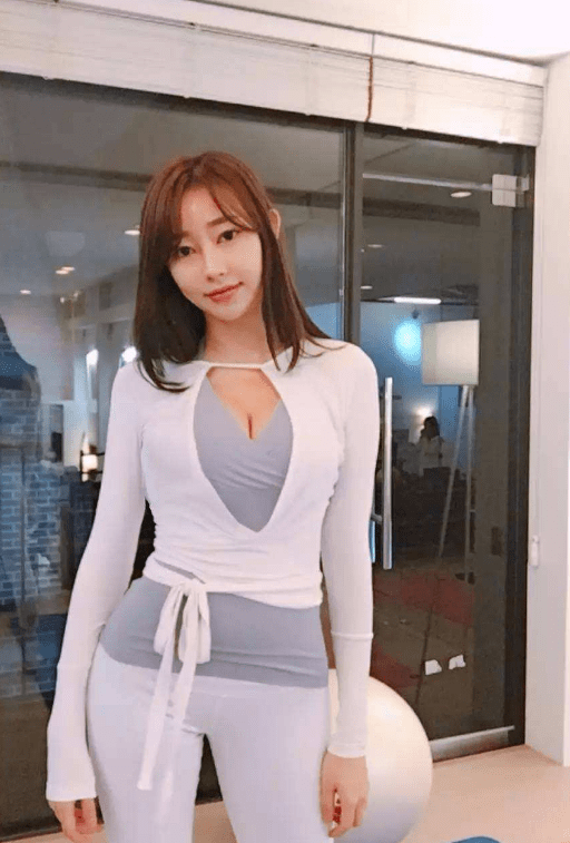 亚洲熟伦熟女新五十路熟妇:01-12-13-15-22-27G:32,亚洲熟伦熟女,探索成熟魅力的多元路径