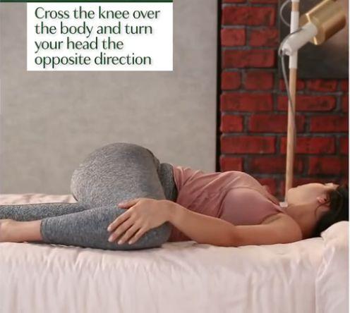 少妇无力反抗慢慢张开双腿:16-19-31-38-46-48Q：16,少妇遭遇困境，无力反抗下的挣扎与内心矛盾