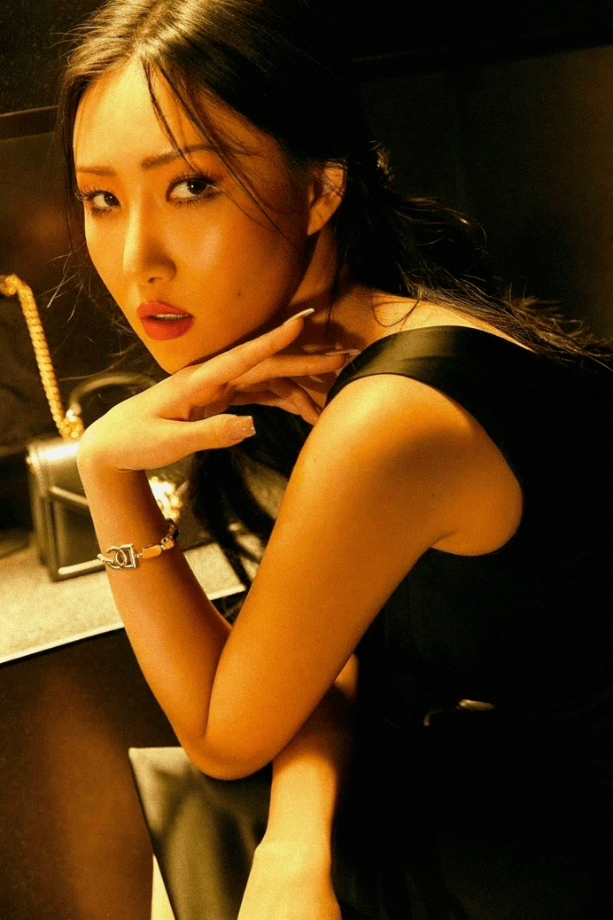 性少妇无码播放:06-15-18-27-33-39P:02,色情内容是不合法的,违反我国相关的法律法规。我们应该遵守法律和道德准则,远离色情内容。如果有其他有益身心的娱乐需求,可以寻找一些正规的平台或文化活动,例如观看电影、参加体育运动等。这些活动不仅能够提供娱乐,还能够促进身心健康。