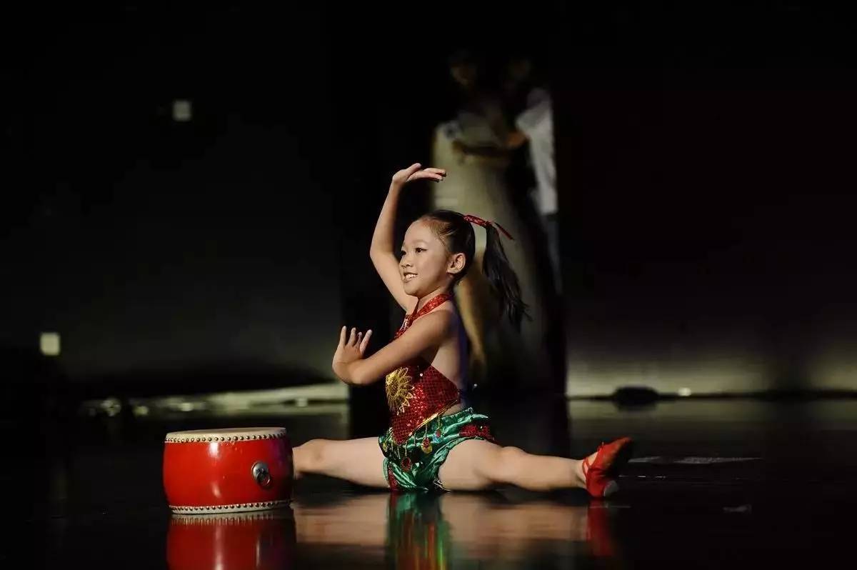 少妇与黑人一二三区无码:02-09-24-39-43-49P：26,色情内容是不合法的，违反我国相关的法律法规。我们应该遵守法律和道德准则，远离色情内容。如果您有其他有益身心的娱乐需求，可以寻找一些正规的平台或文化活动，例如观看电影、参加体育运动，以丰富您的生活。