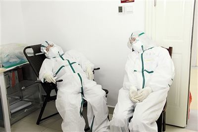 护士被两个病人伦奷日出白浆:10-13-24-25-29-45B:42,关于护士与病人之间的伦理问题及应对方案探讨