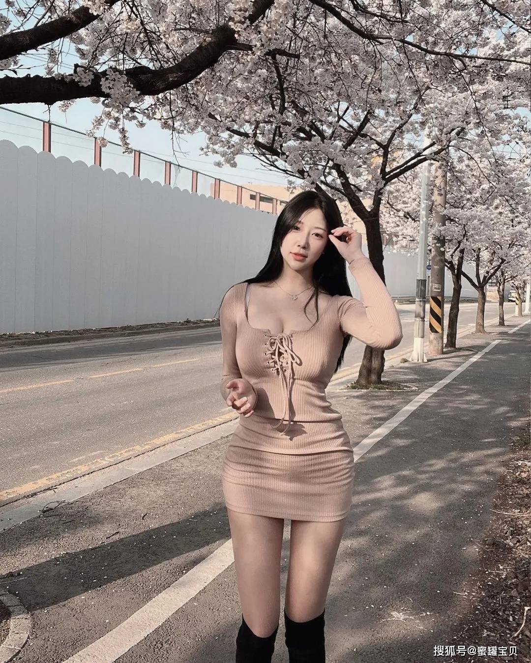 精品无码人妻一区二区免费蜜桃:06-09-19-23-42-44N:43,探索精品无码人妻一区二区,免费蜜桃的魅力与多元体验