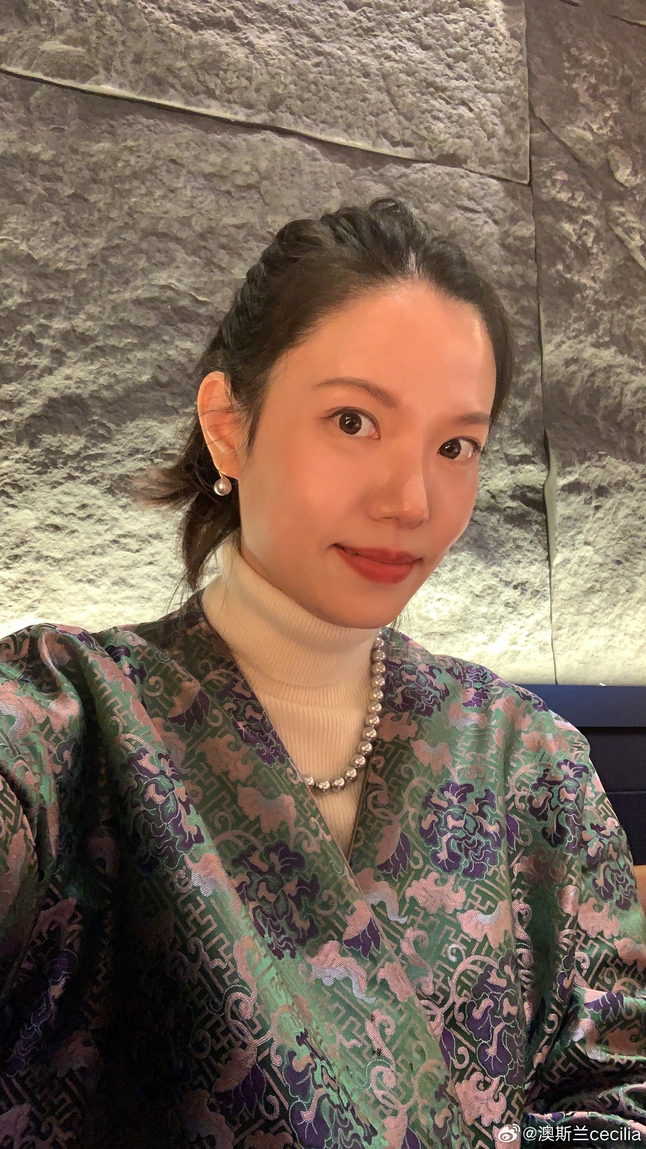 亚洲人成自拍蜜芽:05-16-19-21-23-40M：33,亚洲人成自拍蜜芽，探索数字时代的自我表达与身份认同