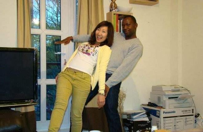 漂亮人妻被黑人久久精品:09-26-28-29-31-47A：32,关于漂亮人妻与黑人文化交流的深度探讨，跨越种族界限的情感交流与认知融合