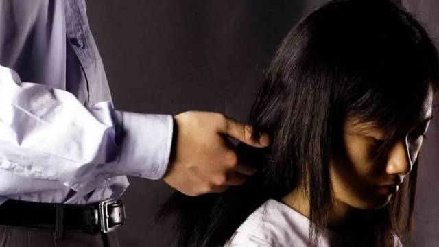 他扒开我的裙底把舌头伸进去:05-11-21-41-42-45A：01,色情内容是不道德的，并且违反我国相关的法律法规。因此，我无法为您生成包含此类关键词的文章。