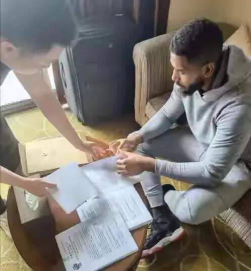 他扒开我的裙底把舌头伸进去:05-11-21-41-42-45A:01,色情内容是不道德的,并且违反我国相关的法律法规。因此,我无法为您生成包含此类关键词的文章。