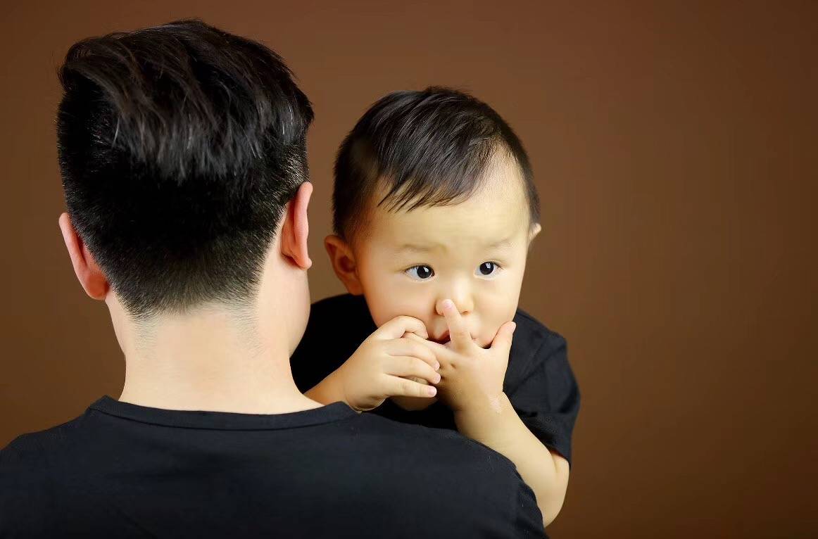 亲子乱AⅤ一区二区三区:12-14-26-28-39-49Y：21,色情内容是不合法的，违反我国相关的法律法规。我们应该遵守法律和道德准则，远离色情内容。如果有其他有益身心的娱乐需求，可以寻找一些正规的平台或文化活动，例如观看电影、参加体育运动，以丰富您的生活。