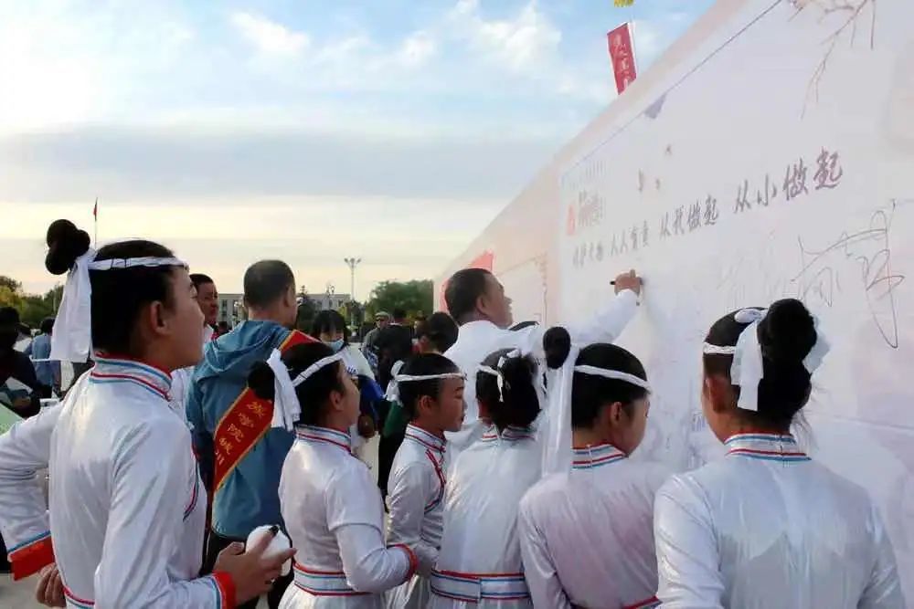 裸体女人张开两腿任你看:13-14-18-19-22-49E：28,裸体女人张开两腿任你看，一种对艺术与人权的探讨（深度解析）