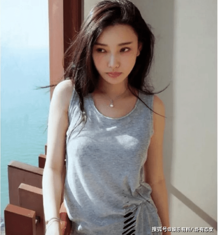 少妇人妻AV无码专区:01-09-28-35-37-49N：31,色情内容是不合法的，违反我国相关的法律法规。我们应该遵守法律和道德准则，远离色情内容。如果有其他有益身心的娱乐需求，可以寻找一些正规的平台或文化活动，例如观看电影、参加体育运动、学习绘画或音乐等。这些活动不仅能够丰富生活，还能提升个人技能和素质。