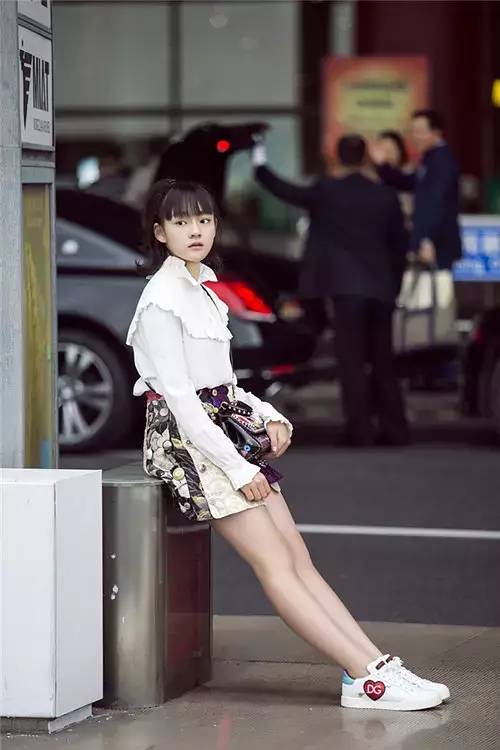 人妻av中文系列制服丝袜:06-12-37-42-45-49V:33,探索人妻AV中文系列,丝袜的魅力与制服之美