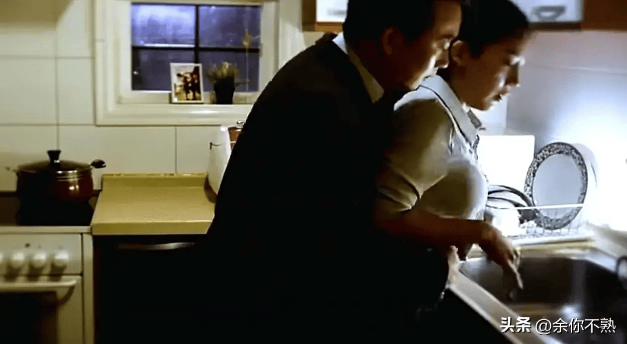 少妇厨房愉情理伦片免费:06-29-37-44-47-49X：46,探索家庭和谐之美，厨房里的少妇与情理伦片