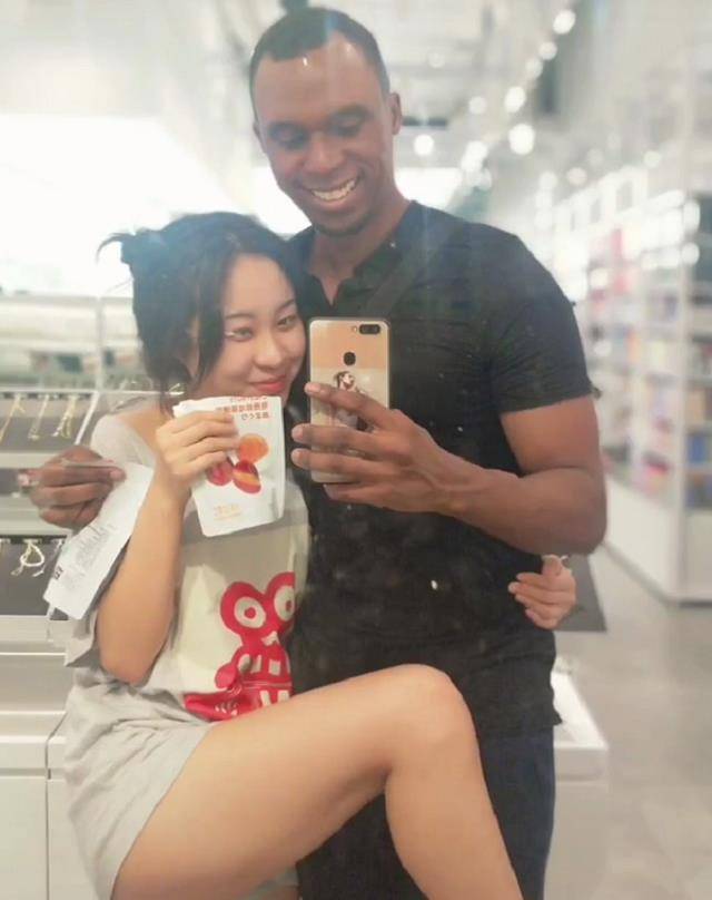 黑人又大又粗弄得我好爽:01-15-16-33-43-47M：16,关于黑人文化与个人体验的一种独特叙述，一种超越刻板印象的探讨