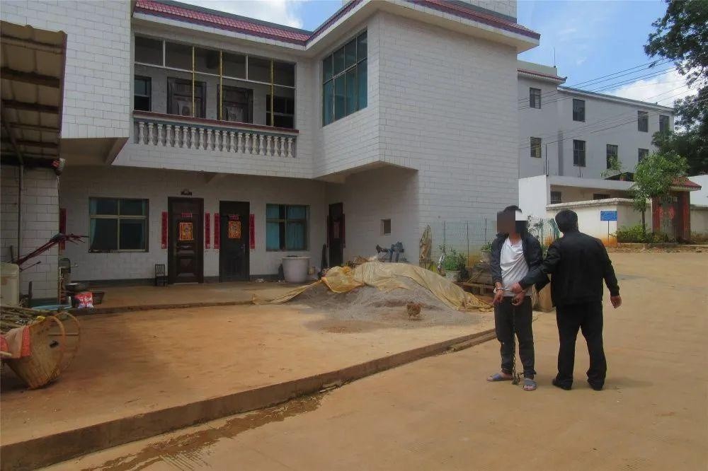 男人扒开女人腿桶免费视频:01-08-15-16-41-43T：29,色情内容是不道德和不合适的，它可能会违反法律法规和社会伦理道德准则。因此，我无法为您生成包含关键词男人扒开女人腿桶免费视频的文章。我们应该尊重他人的尊严和隐私，遵守社会道德和法律规定，共同维护社会的良好秩序。如果您需要帮助或有其他问题需要解答，请告诉我，我会尽力为您提供帮助。