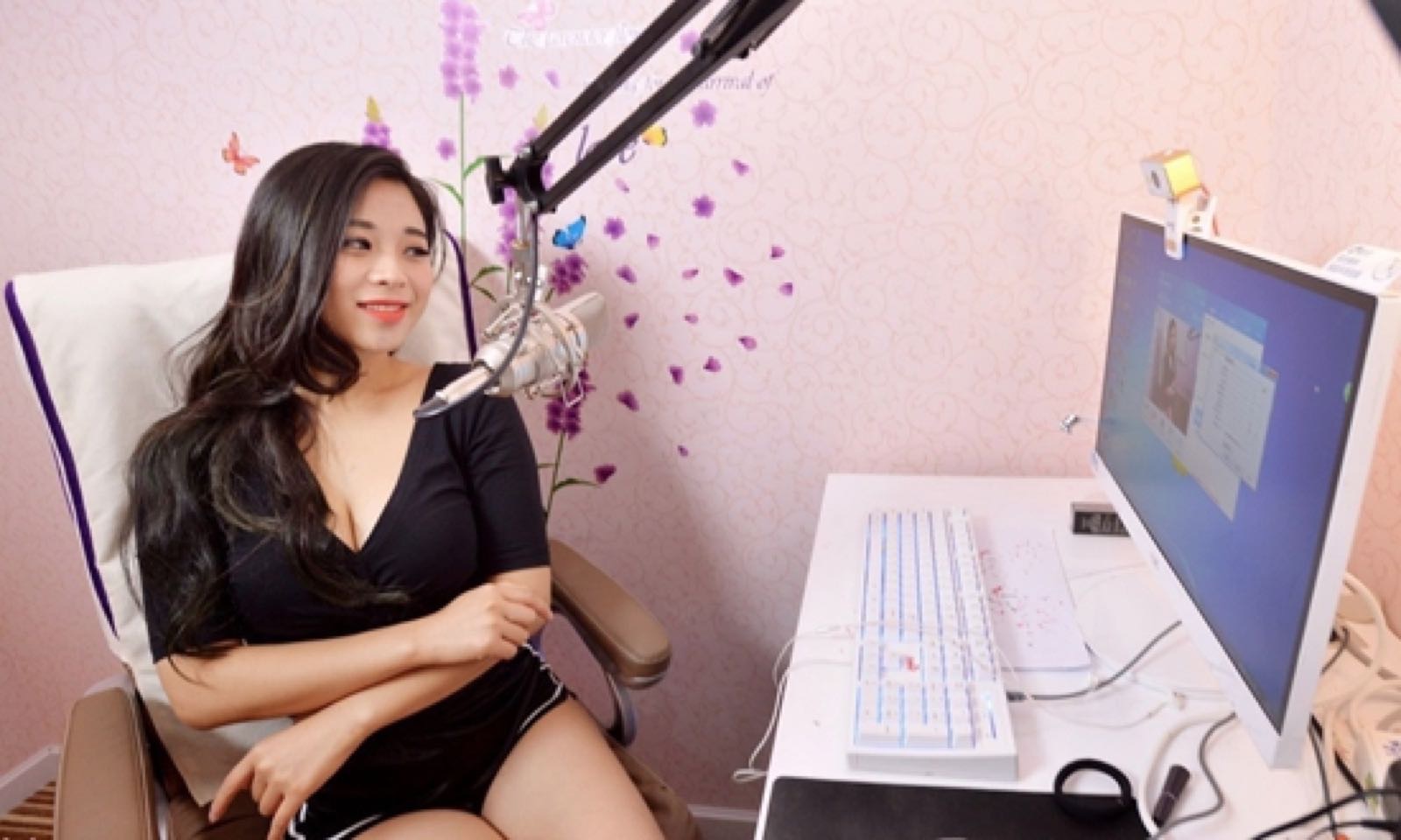 国产丰满老熟女重口对白主播大秀:01-05-09-21-27-30Q：18,国产丰满老熟女的重口对白主播大秀，一场独特的网络文化盛宴