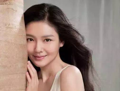 无码人妻AⅤ一区二区三区A片简:12-18-22-27-38-41R：08,色情内容是不合法的，违反我国相关的法律法规。我们应该遵守法律和道德准则，远离色情内容。如果有其他有益身心的娱乐需求，可以寻找一些正规的平台或文化活动，例如观看电影、参加体育运动等。这些活动不仅能够提供娱乐，还能够促进身心健康，增强人际交往的能力。