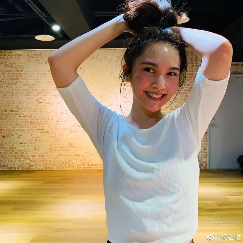 美女扒开尿口露出奶头不遮挡图片:07-15-20-34-35-42B：20,色情内容是不合适的，因为它违反了道德和法律规定，并且可能会对用户造成不良影响。同时，涉及露骨或不适当内容的图片和视频可能会对人们造成心理和情感上的伤害，特别是涉及未成年人的内容更是违法的。因此，我无法为您撰写涉及此类内容的文章。