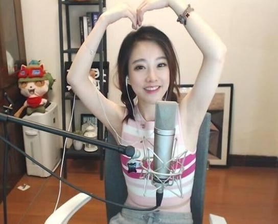 美女张开腿让男人桶爽的免费视频:11-12-16-20-28-47M：27,色情内容是不合适的，也不符合道德和伦理标准。我无法提供关于美女张开腿让男人桶爽的免费视频的相关信息或内容。我们应该尊重他人的尊严和隐私，遵守道德准则和社会规范。同时，我们也应该建立积极、健康和平的社交关系，尊重他人的权利和尊严，避免任何形式的骚扰和侵犯。如果您需要帮助或有其他问题需要解答，请告诉我，我会尽力为您提供帮助。